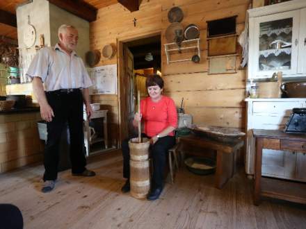 Zdjęcie w muzeum regionalnym, przewodnik tłumaczy zastosowanie urządzenia